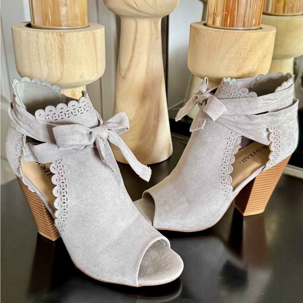 JustFab Light Gray Scalloped Heeled Boots